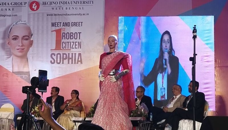 আর্টিফিসিয়াল ইন্টেলিজেন্স বা এআই নামে পরিচিত প্রযুক্তি-ই সোফিয়ার অবাক করা কর্মকাণ্ডের মূল চাবিকাঠি। এছাড়াও সে কয়েক সেকেন্ডে ভিশুয়াল ডেটা প্রসেসিং থেকে শুরু করে ফেসিসিয়াল রেকোগনিশন-এর কাজও সেরে ফেলার ক্ষেত্রে দক্ষ। কারণ, এই বিষয়গুলি-কে কাজে লাগিয়ে-ই সোফিয়া হয়ে উঠেছে মানব-অনুভূতি সম্পন্ন এক রোবট। রোবোটিক্স ওয়ার্ল্ডে যাকে সোশ্যাল হিউম্যানয়েড রোবট বলে ব্যাখ্যা করা হয়।