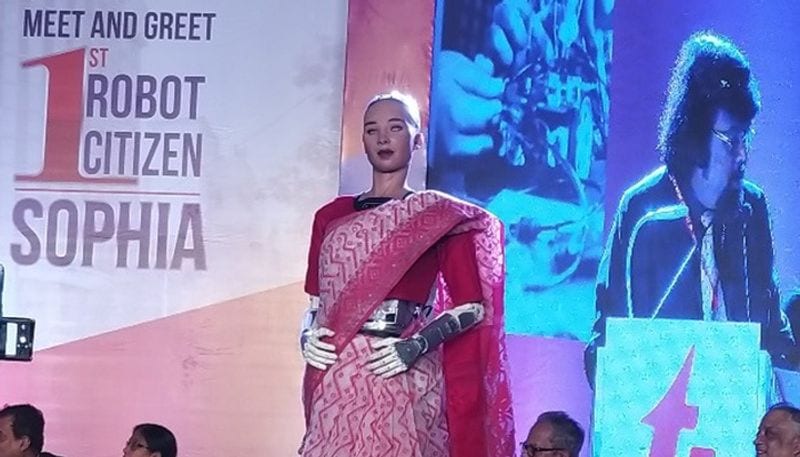 মানব-অনুভূতি সম্পন্ন হওয়ায় সে মানুষের মতো তার আবেগকেও চোখ-মুখ দিয়ে প্রকাশ করতে পারে। কান্না থেকে শুরু করে আনন্দে-চোখ পাকিয়ে কোনওকিছু-কে ওয়াহ! বলে ওঠে ভাব প্রকাশে সক্ষম সোফিয়া।