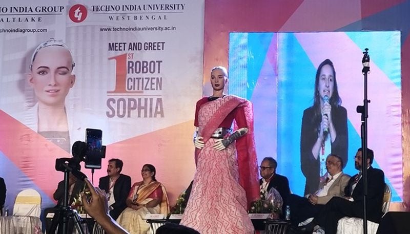 সোফিয়া-র মানবিক আবেগের প্রকাশ কেমন? প্রশ্ন আসতেই মুখ বেকিয়ে কেঁদেও ফেলল সোফিয়া। সোনামনা-বাবুসোনা বলে আবার সোফিয়াকে শান্ত করলেন সঞ্চালক। আসলে সোফিয়া এমনই। রোবটিক্স নিয়ে গবেষণা বহু দশক ধরে চলছে। ইতিমধ্যে প্রযুক্তি ক্ষেত্রে অসংখ্য রোবটের ব্যবহারও হচ্ছে। তবে এরা কেউ-ই সোফিয়ার মতো হিউম্যানয়েড বা মানবিক অনুভূতি সম্পন্ন রোবট নয়। এরা হল পুরোপুরি একটা যন্ত্র।