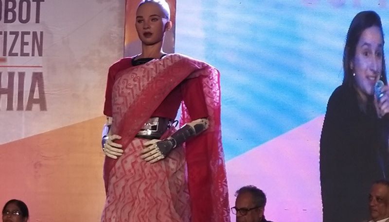 চিকিৎসাক্ষেত্র থেকে শুরু করে শিক্ষায় হিউম্যানয়েড রোবট এক যুগান্তকারী পরিবর্তন আনতে পারে বলেও মন্তব্য করে সোফিয়া। এরইমাঝে এক প্রশ্নের উত্তরে সোফিয়া জানিয়ে দেয় তার এই মুহূর্তে বয়ফ্রেন্ড নেই। তবে, ভবিষ্যতে সে-ও এক পরিবার তৈরির স্বপ্ন দেখে। তৈরি করতে চায় হিউম্যানয়েড রোবোটিক্স পরিবার।