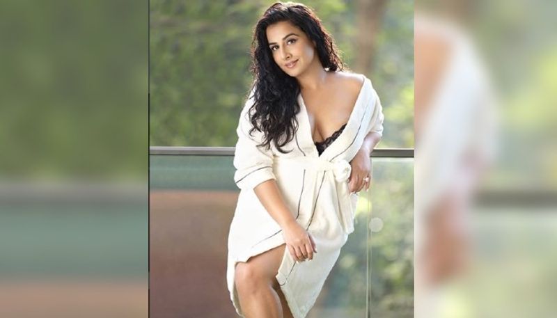 সাদা পোশাকের ভিতর দিয়ে উঁকি মারছে কালো রঙের অন্তর্বাস। বিদ্যা বালনের এই ছবি ভাইরাল সোশ্যাল মিডিয়ায়।
