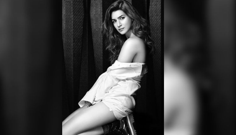 সাদা- কালো ছবিতে অন্যভাবে নজর কেড়েছেন কৃতি শ্যানন।