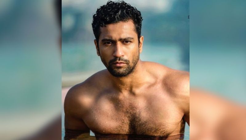 জলের মাঝখানে সেক্সি লুকে খোলা বক্ষের ছবিতেই বাজিমাত করেছেন ভিকি কৌশল।