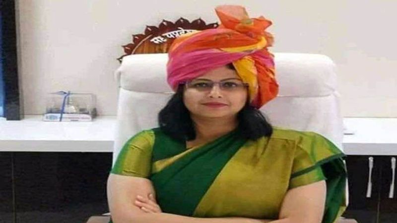 निधि की मां ही सही मायने में निधि की सफलता की धुरी हैं। निधि की मां ने उनकी हमेशा मदद की। एक कार्यक्रम के दौरान निधि ने मंच से ये बात कही थी कि मां को लोग ये कहकर नर्वस करने की कोशिश करते थे कि ये तो लड़की है ज्यादा पढ़-लिखकर ही क्या कर लेगी। कलेक्टर थोड़े ही बन जाएगी। लेकिन किसी ने भी नहीं सोचा होगा कि आगे चल कर यही लड़की एक तेज-तर्रार कलेक्टर बनने वाली है।