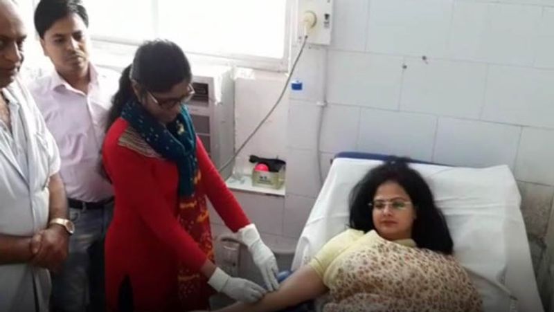 राजगढ़ की कलेक्टर निधि निवेदिता अपने काम को लेकर जितना सख्त हैं अंदर से वह उतना ही नरम दिल हैं। उन्होंने एक जरूरतमंद लड़की को खुद ब्लड डोनेट कर भी चर्चा में आई थीं। दरअसल राजगढ़ के ब्लड बैंक में बी पॉजिटिव खून नहीं था। लड़की के पिता की पोस्ट सोशल मीडिया पर देखकर वह अस्पताल पहुंचीं और खुद ब्लड डोनेट किया था।