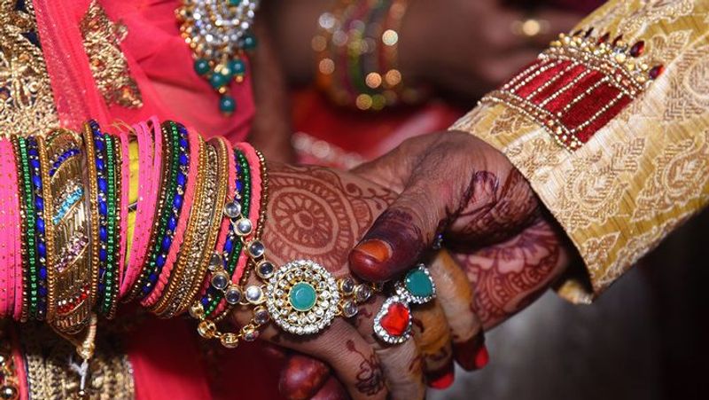 शख्स ने कट्टर देशभक्त और बच्चे पालने में एक्सपर्ट होने की क्वालिटी कैपिटल लेटर्स में लिखवाया है, ताकि सबकी नजर उसपर स्पष्ट पड़े।