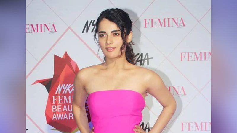 पिंक कलर के गाउन में स्टाइलिश नजर आईं राधिका मदान।