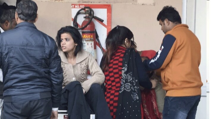 घटना की जानकारी लगते ही मृतक के परिजन स्कूल पहुंचे। बच्चे के पिता रवि श्रीवास्तव का कहना है कि स्कूल के मेन गेट पर सिक्युरिटी गार्ड तैनात नहीं था, जिसकी वजह से हमारा बच्चा बाहर चला गया और हादसे का शिकार हो गया।