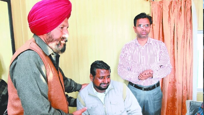 बच्चे के पिता ने बताया, मैंने पत्नी को शाम तक नहीं बताया कि अपना इकलौता बेटा अब इस दुनिया में नहीं रहा। उसको यही बताया था कि उसको मामूली चोटें आई हैं। लेकिन रात होने तक जब बच्चा नहीं आया तो उसको पता चल गया। वो पूरी रात रोती रही।