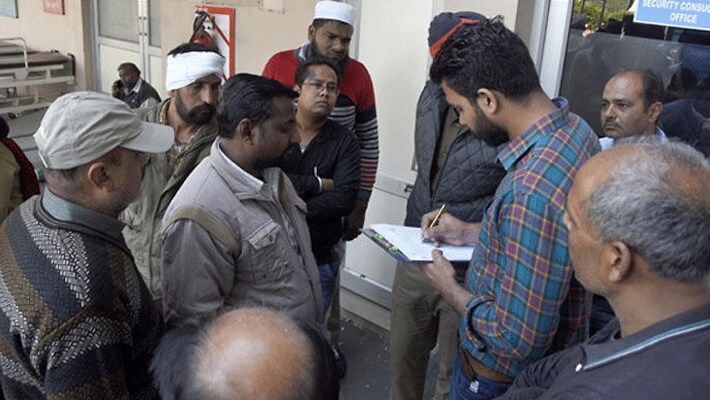 एएसआई इकबाल सिंह ने बताया कि हादसा सीसीटीवी में रिकॉर्ड हो गया है। कार का नंबर निकलवाकर ड्राइवर की तलाश की जा रही है।