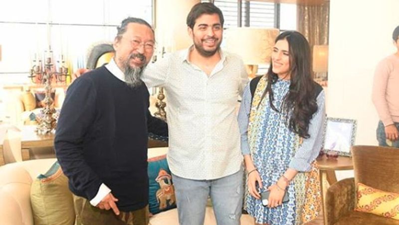 जापानी आर्टिस्ट तकाशी मुराकामी के साथ आकाश अंबानी और श्लोका।