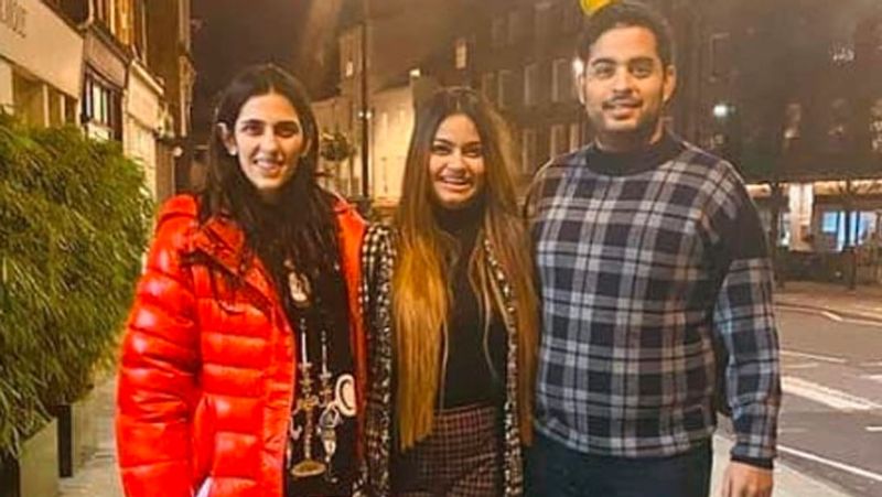 लंदन में अपने मित्र के साथ आकाश अंबानी और श्लोका।