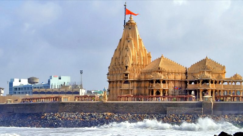 ये मंदिर गर्भगृह, सभामंडप और नृत्यमंडप- तीन प्रमुख भागों में विभाजित है। इसका शिखर 150 फुट ऊंचा है, जिस पर स्थित कलश का भार दस टन है।