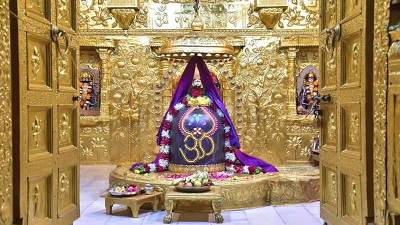 माना जाता है कि सन 1026 में महमूद गजनी ने जो शिवलिंग खंडित किया था, वही आदि शिवलिंग था। मंदिर में फिर से शिवलिंग प्रतिष्ठित किया गया, जिसे 1300 में अलाउद्दीन की सेना ने खंडित कर दिया था। इस तरह खंडन और जीर्णोद्धार का सिलसिला चलता रहा।