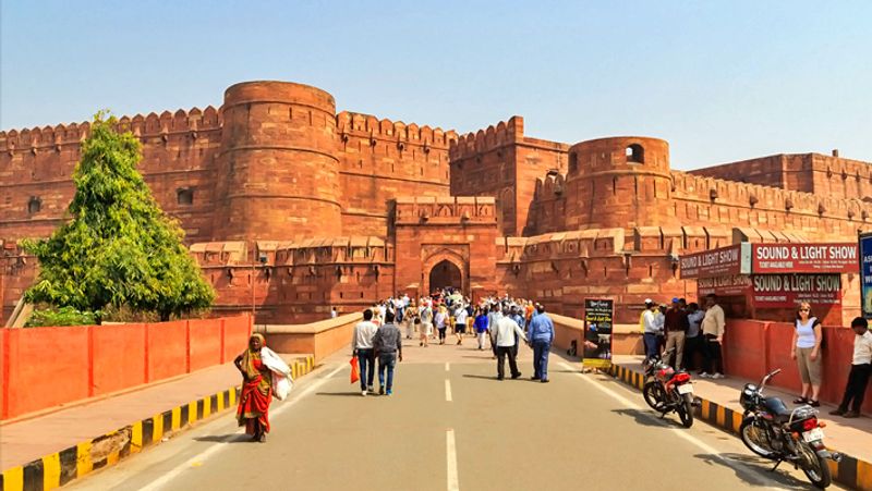 बताया जाता है आगरा के किले में जो देवद्वार हैं, वे सोमनाथ मंदिर के ही हैं। इन्हें महमूद गजनी लूटपाट के बाद अपने साथ ले गया था और आगरा के किले में रखवा दिए थे।