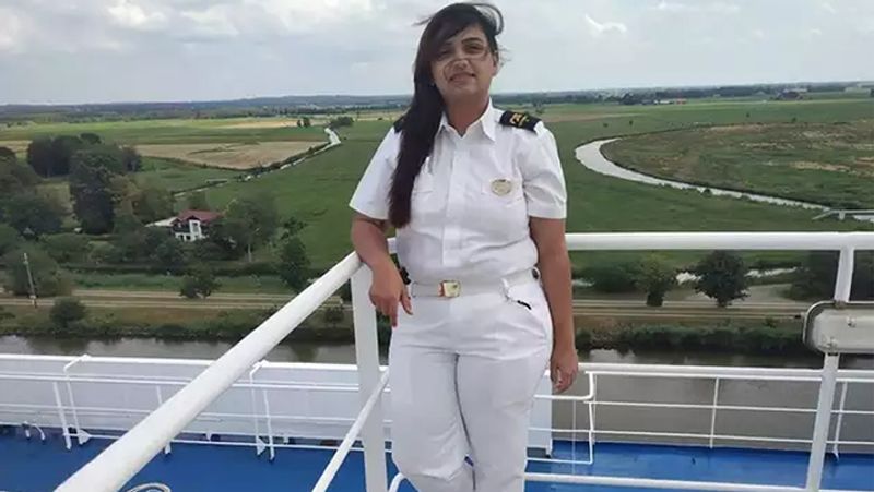 वीडियो में सोनाली ठक्कर ने कहा, 'मैं प्रधानमंत्री नरेंद्र मोदी जी से ये रिक्वेस्ट करना चाहती हूं कि वो हमारे लिए कुछ मदद भेजें। 14 दिन हो चुके हैं हमें यहां फंसे हुए। हमें अब तक इस शिप में रखा गया है। हमारे टेस्ट भी अब तक पूरे नहीं हुए हैं। हम सारे क्रू मेंबर इंतजार कर रहे हैं कि हमारे सारे टेस्ट को पूरा कर इस शिप से बाहर निकाला जाए।'