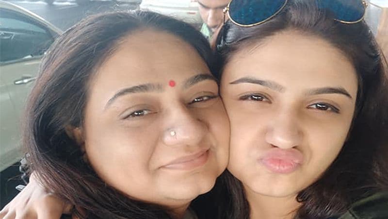 सोनाली का टेस्ट रिजल्ट निगेटिवः सोनाली का कहना है कि कोरोना वायरस के टेस्ट का रिजल्ट निगेटिव आया है और वह संक्रमित नहीं होना चाहती है। कोरोना वायरस तेजी से फैल रहा है, इसलिए वे सभी सबसे ज्यादा चिंतित हैं।