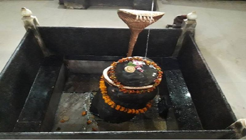 <p>মনে করা হয় পারদের শিবলিঙ্গ পুজো করলে বহু সমস্যা থেকে মুক্তি লাভ করা যায়।</p>