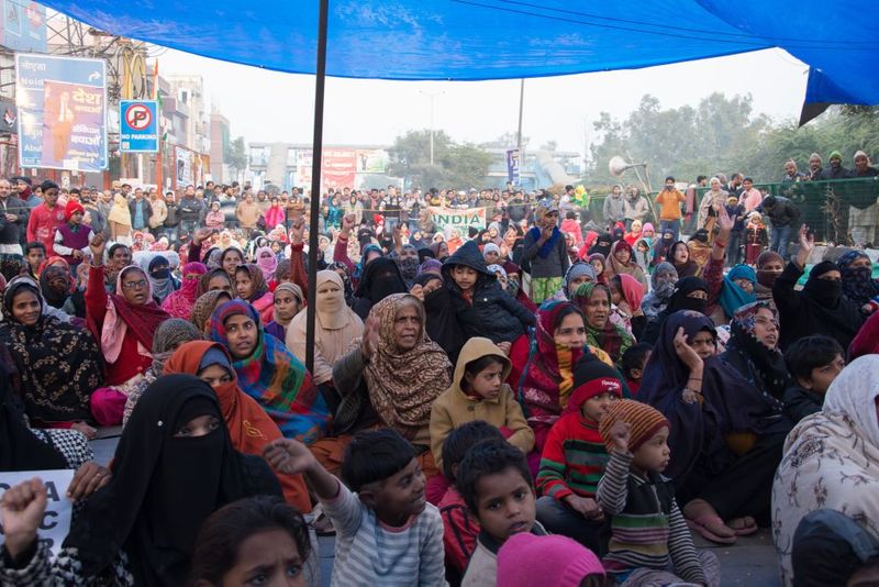 शाहीन बाग में विरोध प्रदर्शन चल रहा है। यहां मीडिया का जमावड़ा लगा है। लोग घरों से बाहर सपरिवार धरने पर बैठे हैं। इसमें अधिकतर मुस्लिम समुदाय के लोग हैं।