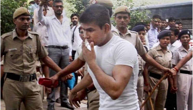 मीडिया रिपोर्ट्स के मुताबिक जेल सूत्रों का कहना है कि एक बार फिर डेथ वारंट जारी होने के बाद दोषियों की बेचैनी बढ़ गई है। अधिकारियों के मुताबिक, दोषियों ने यह मान लिया है कि उन्हें फांसी जरूर होगी। ऐसे में वह अपने सेल में ही चुपचाप बैठे रहते हैं, लेकिन विनय अपने सेल में चहलकदमी करता रहता है। जेल प्रशासन की ओर से दोषियों पर पैनी निगाह रखी जा रही है। साथ ही सीसीटीवी कैमरे में उनकी हर हरकत को गौर से देखा जा रहा है।