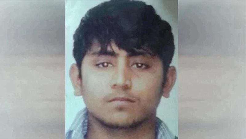 सिर्फ पवन के पास बचे है कानूनी अधिकारः निर्भया के दोषियों ने फांसी से बचने के लिए कानून अधिकारों का प्रयोग किया। लेकिन सिर्फ एक दोषी पवन के सभी कानूनी विकल्प बचे हैं। पवन के पास क्यूरेटिव और दया याचिका दाखिल करने का अधिकार है। जिसके बाद से कयास लगाया जा रहा कि पवन याचिका दाखिल कर एक बार फिर फांसी में अड़ंगा डाल सकता है।