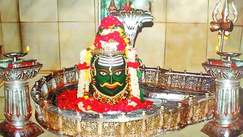 ಅರಿಶಿನ:ಹೆಚ್ಚಿನ ಹಿಂದೂ ದೇವರುಗಳಿಗೆ ಅರ್ಪಿಸಲಾದ ಅರಿಶಿನವನ್ನು ಶಿವನಿಗೆ ಎಂದಿಗೂ ಅರ್ಪಿಸಬಾರದು. ಈ ಪದಾರ್ಥವನ್ನು ಸೌಂದರ್ಯ ಹೆಚ್ಚಿಸಲು ಬಳಕೆ ಮಾಡಲಾಗುತ್ತದೆ. ಆದರೆ ಶಿವನು ಸಂತನಾಗಿರುವುದರಿಂದ ಲೌಕಿಕ ಸುಖಗಳನ್ನು ಶಿವ ಬಹಳ ಹಿಂದೆಯೇ ಬಿಟ್ಟಿದ್ದರಿಂದ ಅರಿಶಿನವನ್ನು ನೀಡಬಾರದು.