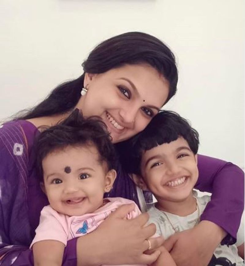 actress saranya mohan family photo gallery