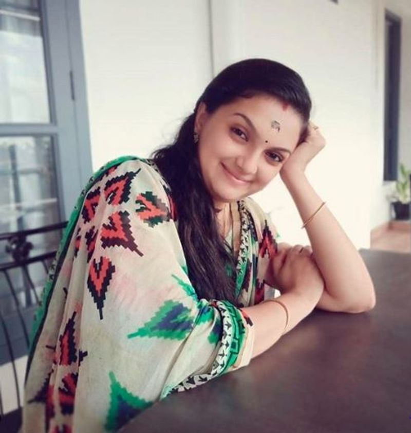actress saranya mohan family photo gallery