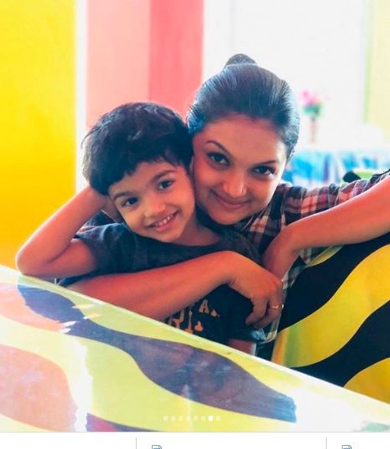 actress saranya mohan family photo gallery