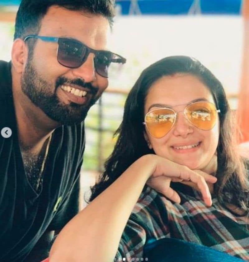 actress saranya mohan family photo gallery