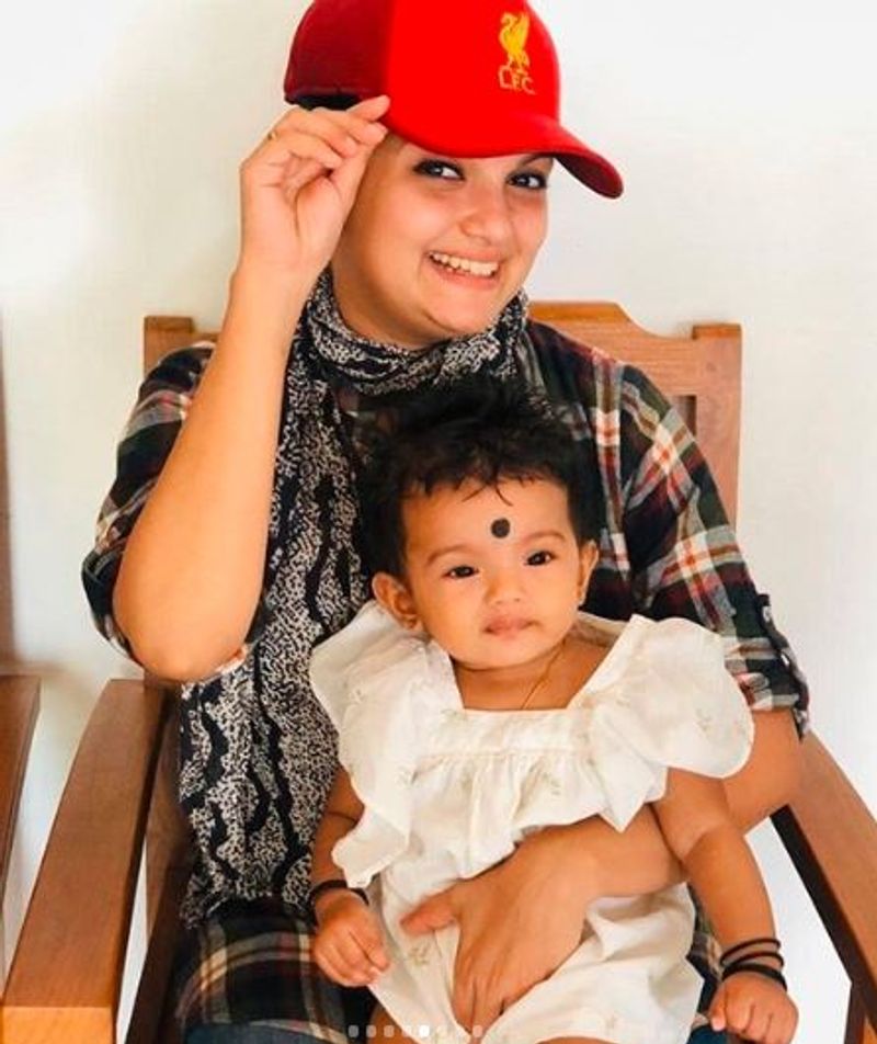 actress saranya mohan family photo gallery