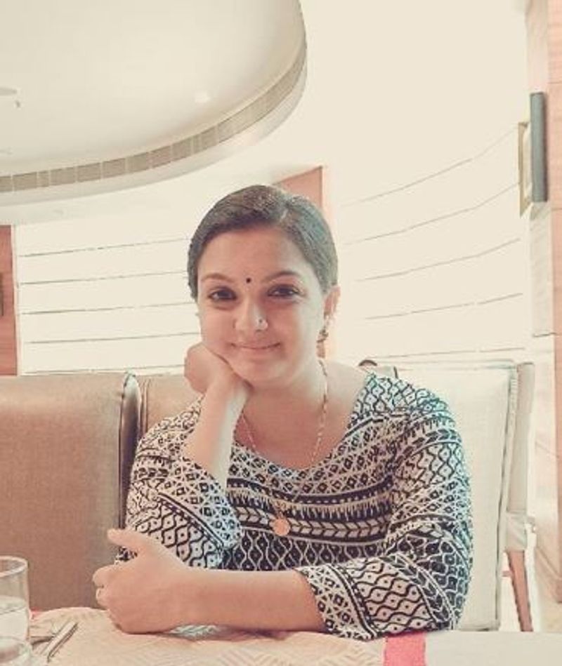 actress saranya mohan family photo gallery