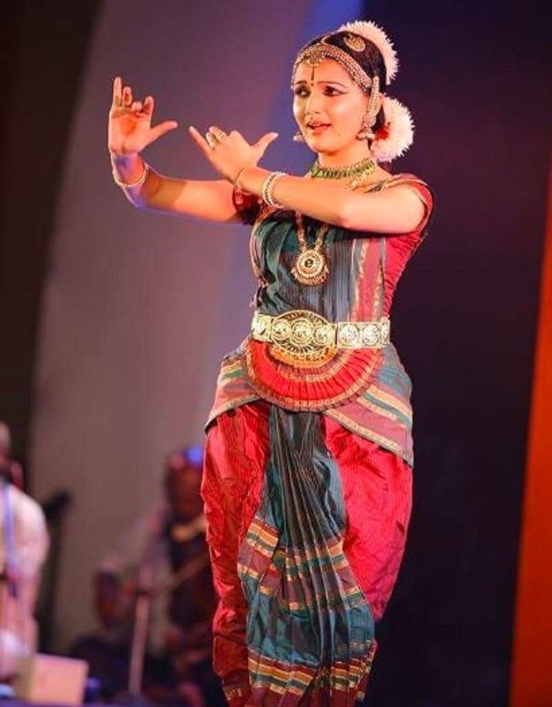 actress saranya mohan family photo gallery