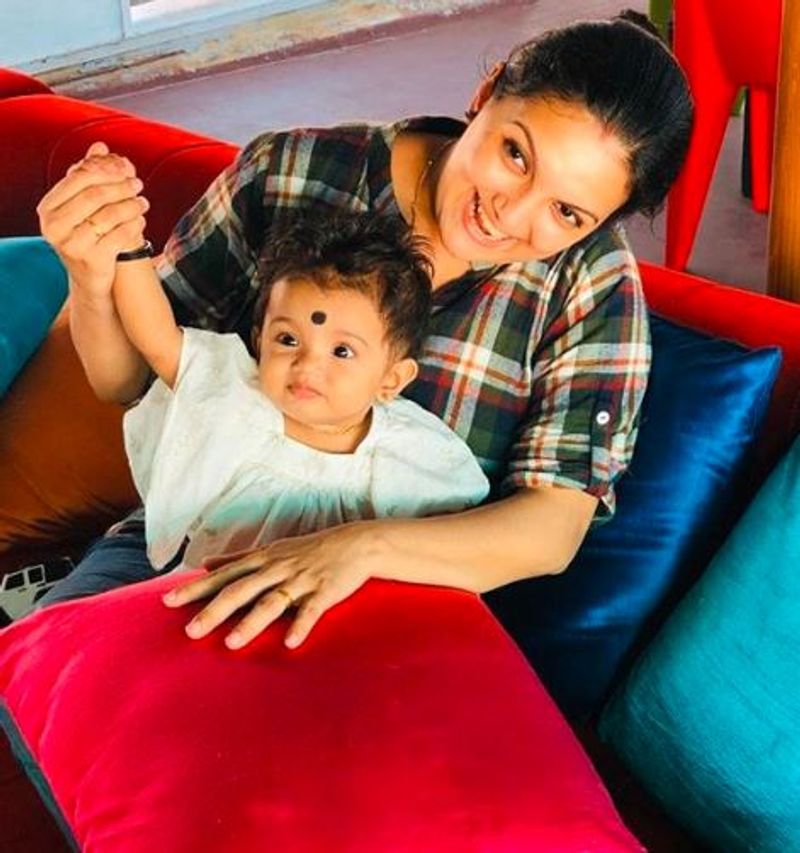 actress saranya mohan family photo gallery