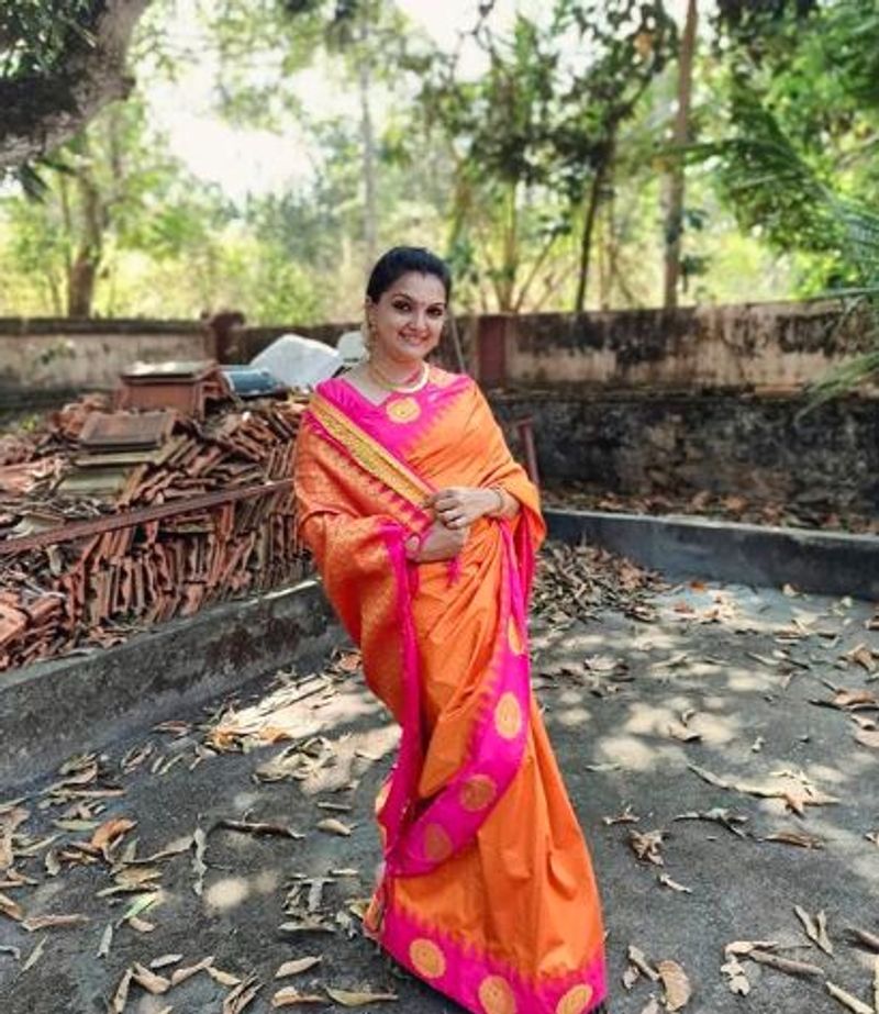 actress saranya mohan family photo gallery