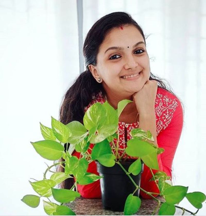actress saranya mohan family photo gallery