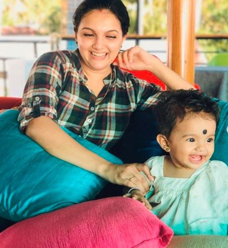 actress saranya mohan family photo gallery