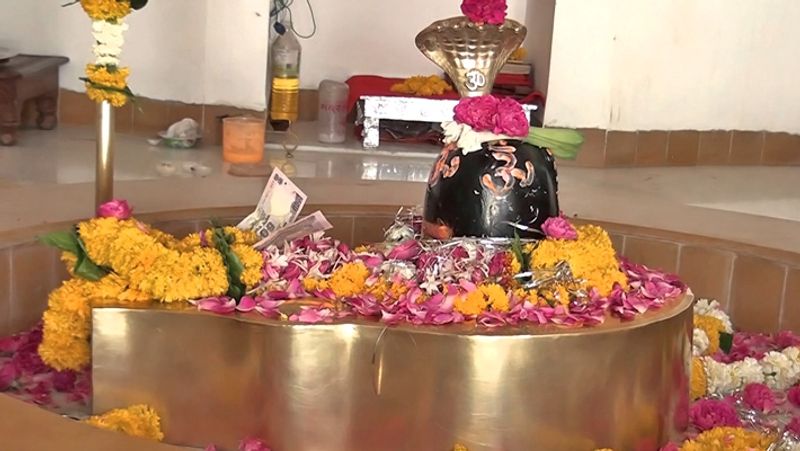 जिस पर्वत पर यह ज्योतिर्लिंग स्थापित है वहां ऊँ की आकृति दिखाई देती है। इसलिए इस ज्योतिर्लिंग का नाम ओंकारेश्वर है।