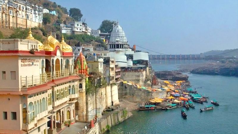 धर्म ग्रंथों के अनुसार, यहां 68 तीर्थ स्थित हैं। यहां 33 करोड़ देवता परिवार सहित निवास करते हैं।