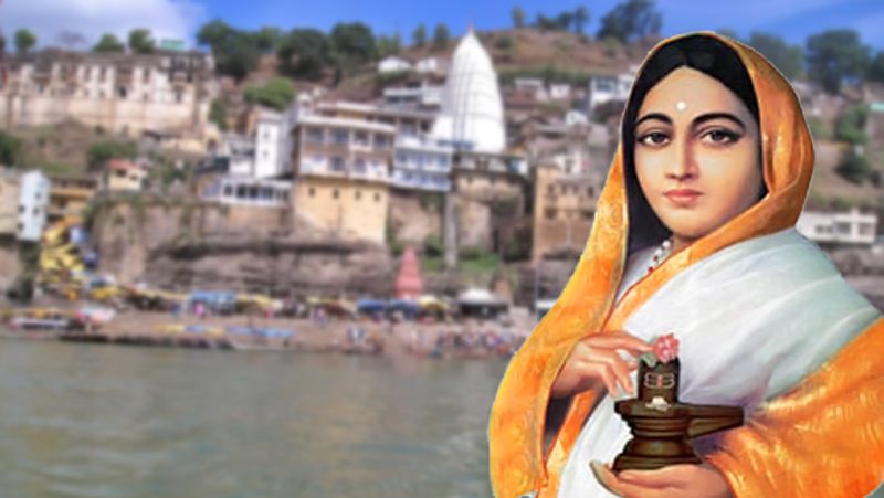 कहते हैं कि पूर्व में देवी अहिल्याबाई होलकर की ओर से यहाँ रोज मिट्टी के 18 हजार शिवलिंग तैयार कर उनका पूजन करने के पश्चात नर्मदा में विसर्जित कर दिया जाता था।
