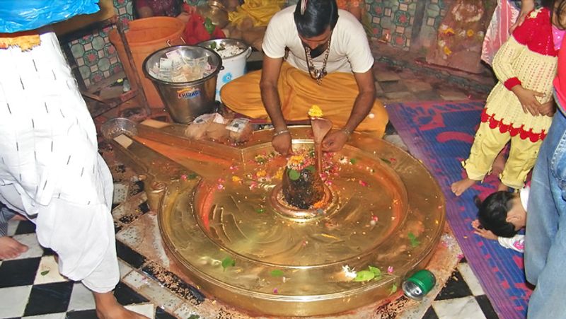 मान्यता है कि कोई भी तीर्थयात्री देश के भले ही सारे तीर्थ कर ले, किन्तु जब तक वह ओंकारेश्वर आकर किए गए तीर्थों का जल लाकर यहां नहीं चढ़ाता, उसके सारे तीर्थ अधूरे माने जाते हैं।