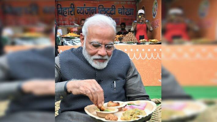 Prime Minister enjoys Litti-Chokha, Kulhad Chai in surprise visit to Hunar Haat Prime Minister enjoys Litti-Chokha, Kulhad Chai in surprise visit to Hunar Haat