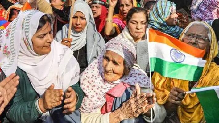 Supreme court negotiators interact with Shaheen Bagh protesters kps Supreme court negotiators interact with Shaheen Bagh protesters kps