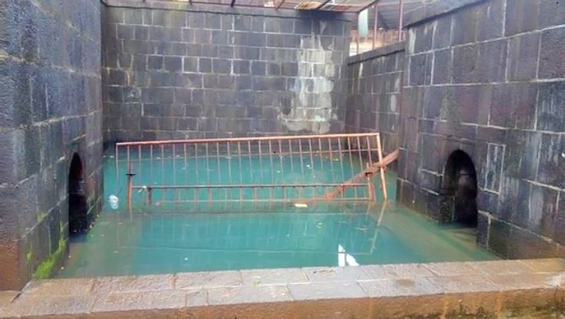 मंदिर के पीछे दो कुंड भी हैं। अनेक धर्म ग्रंथों में भी इस ज्योतिर्लिंग का वर्णन मिलता है। यहीं से भीमा नदी भी निकलती है। यह दक्षिण-पश्चिम दिशा में बहती हुई रायचूर जिले में कृष्णा नदी से जा मिलती है।