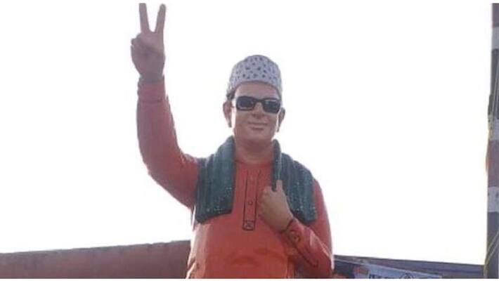 MGR statue in saffron colour MGR statue in saffron colour
