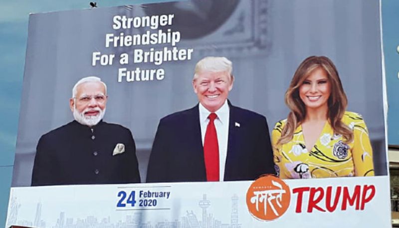 গুজরাতে ট্রাম্প ২৪ ফেব্রুয়ারি আহমেদাবাদ বিমানবন্দরে পৌঁছনোর পর মার্কিন প্রেসিডেন্ট ডোনাল্ড ট্রাম্প ও নরেন্দ্র মোদী ২২ কিলোমিটার দীর্ঘ রাস্তা পেরিয়ে পৌঁছবেন সবরমতি আশ্রমে। সেখানে কিছুক্ষণ সময় কাটিয়ে দুই রাষ্ট্রনেতা যাবেন বিশ্বের বৃহত্তম ক্রিকেট স্টেডিয়াম মোতেরা স্টেডিয়াম উদ্বোধন করতে। সেখানে গত সেপ্টেম্বরে হিউস্টনে 'হাউডি মোদি' অনুষ্ঠানের আদলে আহমেদাবাদের 'নমস্তে ট্রাম্প' অনুষ্ঠানে এক লক্ষেরও বেশি মানুষের সামনে তাঁরা দুজনেই বক্তৃতা দেবেন। তারপর ফিরবেন দিল্লি-তে।