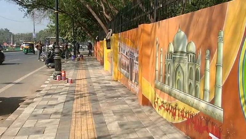 ताजमहल का करेंगे दीदारः अमेरिकी राष्ट्रपति डोनाल्ड ट्रंप और पत्नी मेलानिया ट्रंप दिल्ली पहुंचने के बाद आगरा के ताजमहल का दीदार करेंगी। इसको लेकर भी तैयारियां की जा रही है। वहीं, सुरक्षा के कड़े इंतजाम भी किए जा रहे हैं। दोनों मेहमानों को किसी भी प्रकार की समस्या का सामना न करना पड़े इसका भी ध्यान रखा जा रहा है। (फोटो- आगरा में ट्रंप के स्वागत के लिए जोरदार तैयारियां)