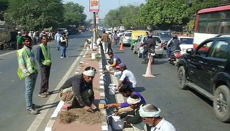 24 फरवरी, अहमदाबाद का कार्यक्रमः 24 फरवरी को दोपहर 12 बजे के करीब डोनाल्ड ट्रंप, मेलानिया ट्रंप गुजरात के अहमदाबाद एयरपोर्ट पर लैंड करेंगे। इस दौरान प्रधानमंत्री नरेंद्र मोदी खुद उनका स्वागत एयरपोर्ट पर करेंगे।