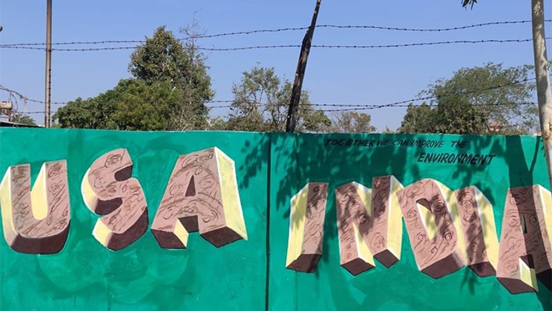 बच्चों से करेंगी मुलाकात, जानेंगी हालः यह पहला मौका होगा, जब दिल्ली के सरकारी स्कूलों में अमेरिका की प्रथम महिला विशेष मेहमान होंगी। इस विशेष दौरे के लिए स्कूल में सभी तैयारियां पूरी कर ली गई है। मेलानिया ट्रंप हैप्पीनेस क्लास में बच्चों के साथ समय बिताएंगी और जानेंगे कि कैसे सरकारी स्कूल के बच्चों के बीच तनाव कम किया जाता है। (फोटो- ट्रंप के स्वागत के लिए दीवारों पर बनाई गई पेंटिंग)
