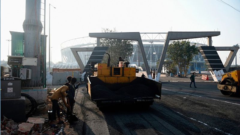 नमस्ते ट्रंप कार्यक्रम में कई सांस्कृतिक कार्यक्रम होंगे। कई बॉलीवुड की हस्तियां भी इस कार्यक्रम में शामिल होंगे। इस कार्यक्रम के बाद प्रधानमंत्री नरेंद्र मोदी की ओर से अमेरिकी मेहमानों के लिए लंच का आयोजन किया जाएगा। (फोटो- ट्रंप के आगमन को लेकर युद्ध स्तर पर तैयारियां की जा रही हैं।)